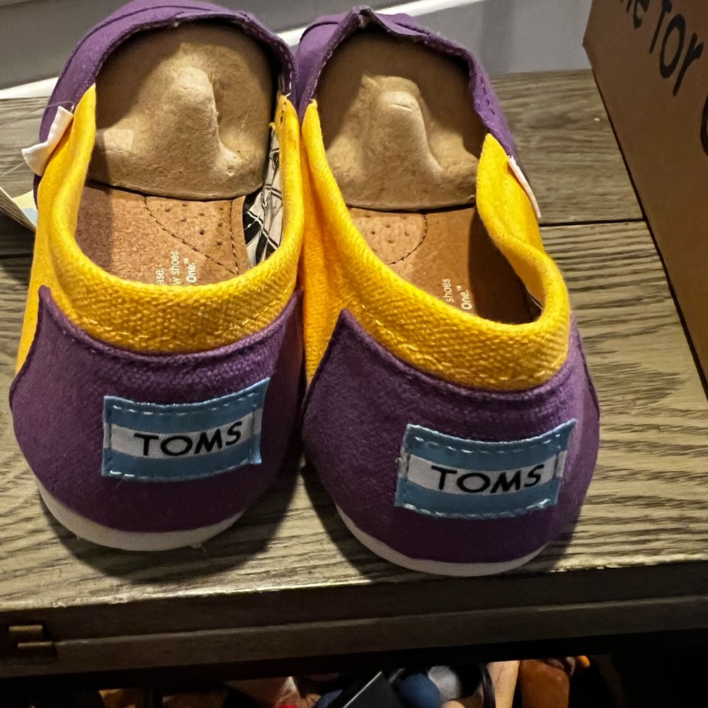 BNIB Toms LSU Purple Gold shoes 6.5 - Picture 4 of 6